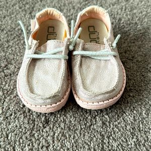 Hey dudes toddler sz 5